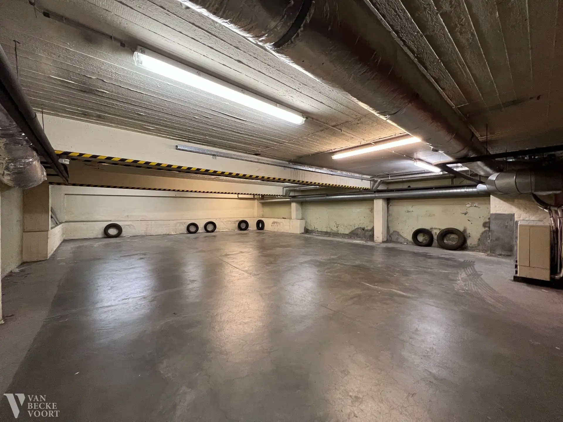 Ruim handelsgelijkvloers op hoekligging 330m² foto 14