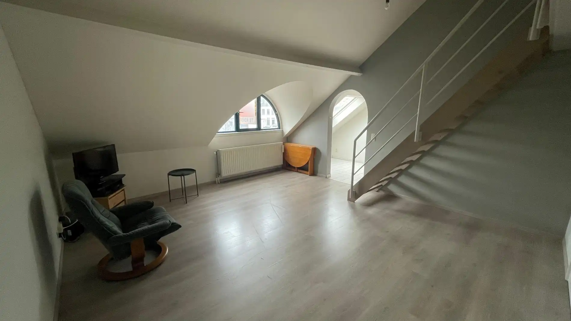 Charmant en lichtrijk dakappartement nabij Lier station (1+1 slpk) foto 2