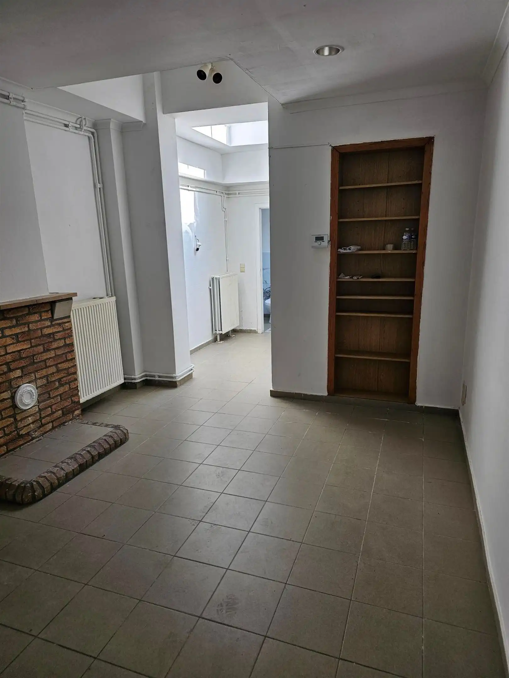 Centraal gelegen, op te frissen rijwoning met 4 slaapkamers. foto 2