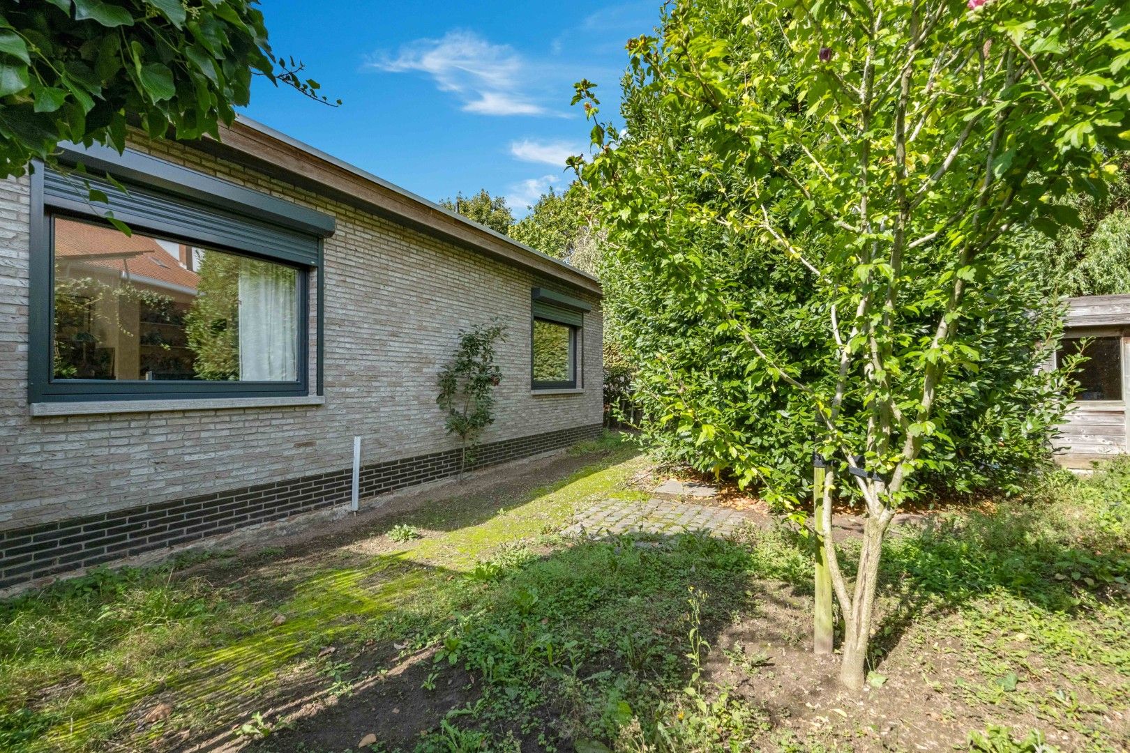 Instapklare bungalowvilla met zwembad en tijdloze architectuur. foto 24