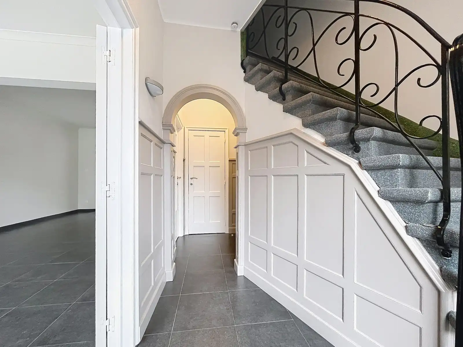 Rijwoning met 3 slpks en koer nabij het centrum foto {{pictureIndex}}