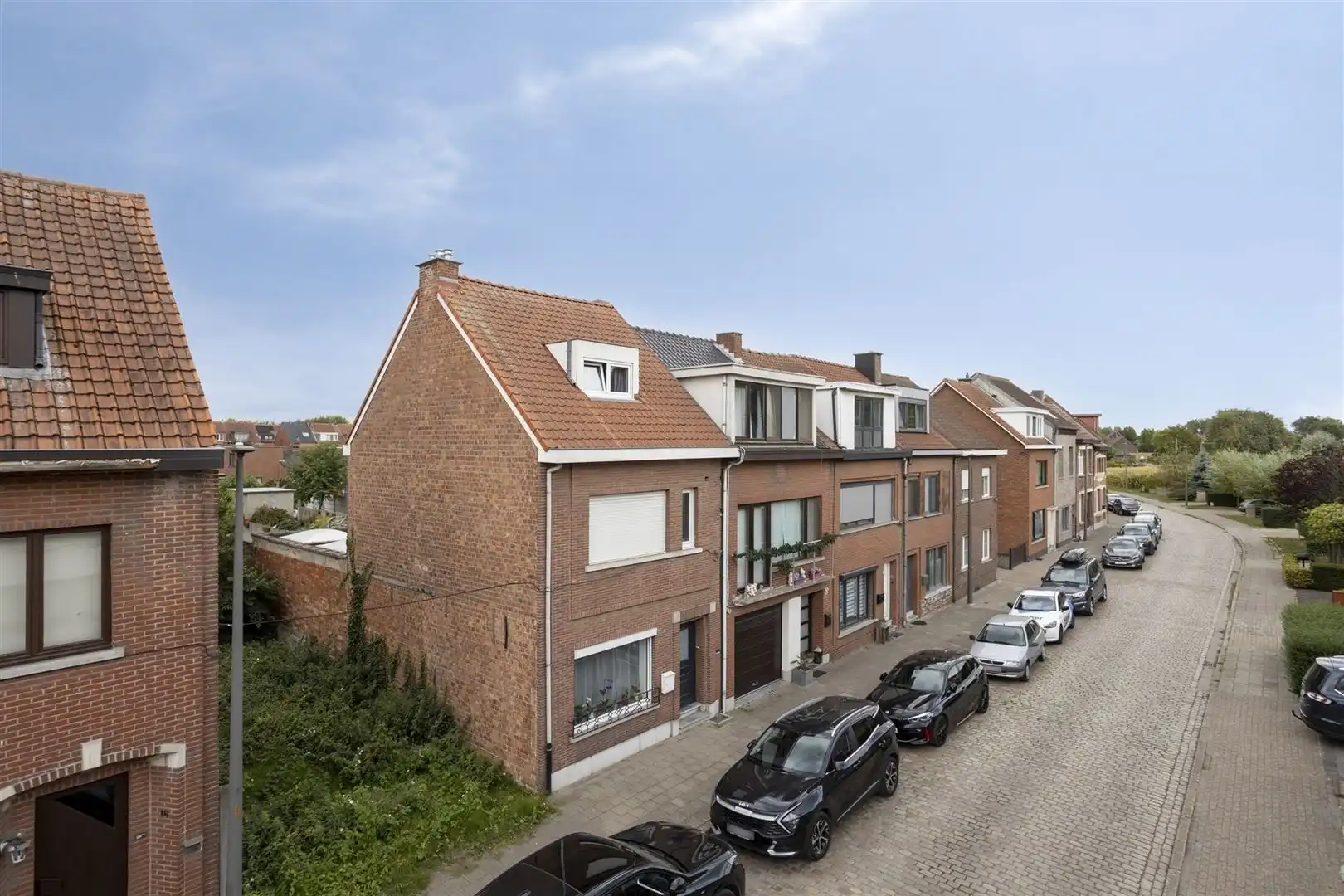 Gunstig gelegen, diep stuk bouwgrond incl.vergunde plannen foto {{pictureIndex}}