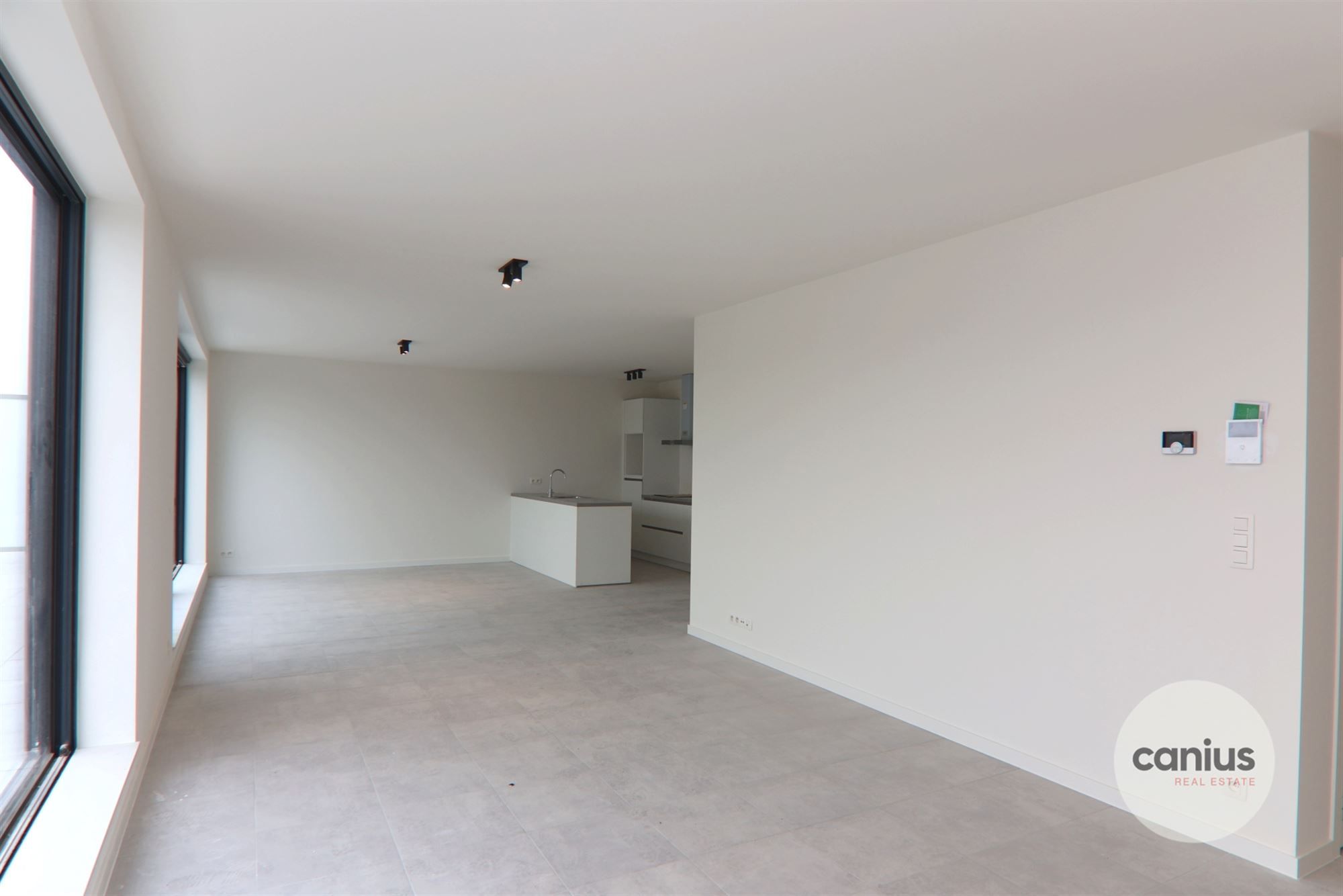 GESCHILDERDE PENTHOUSE IN HARTJE HASSELT MET 2 SLKS + 2 TERRASSEN & PARKING foto 4