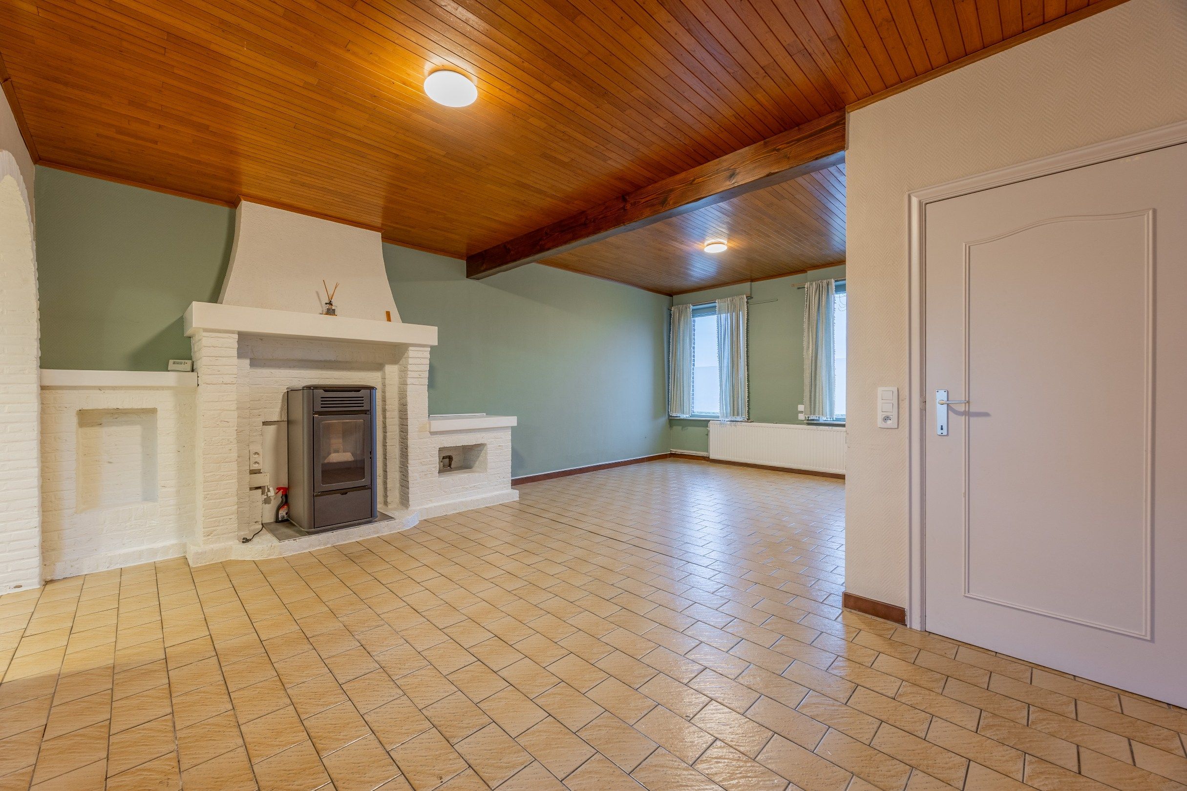 RUIME WONING MET TUIN EN UITWEG foto 3