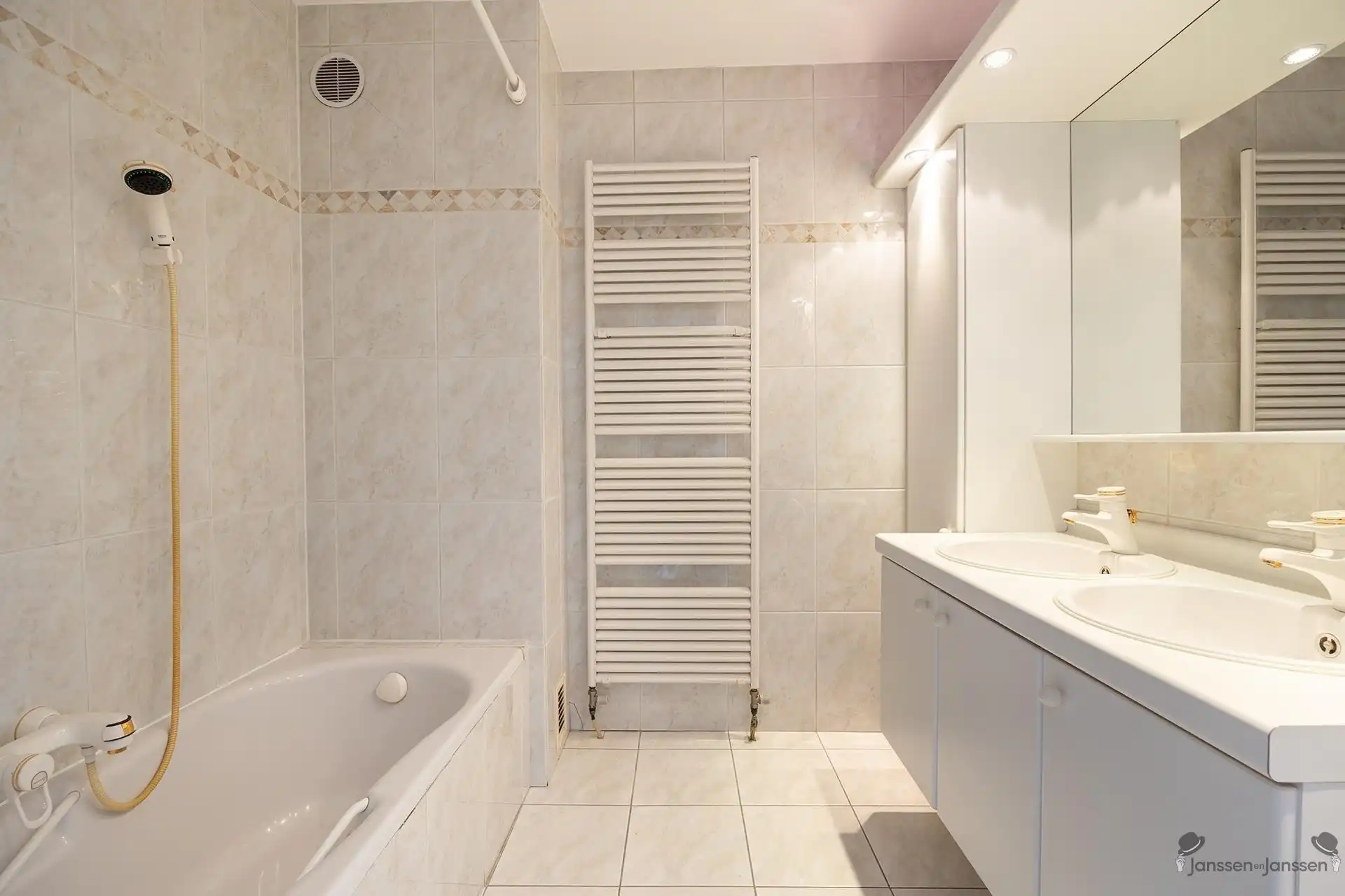 Centraal gelegen appartement met 3 slpks en 2 badkamers foto 17