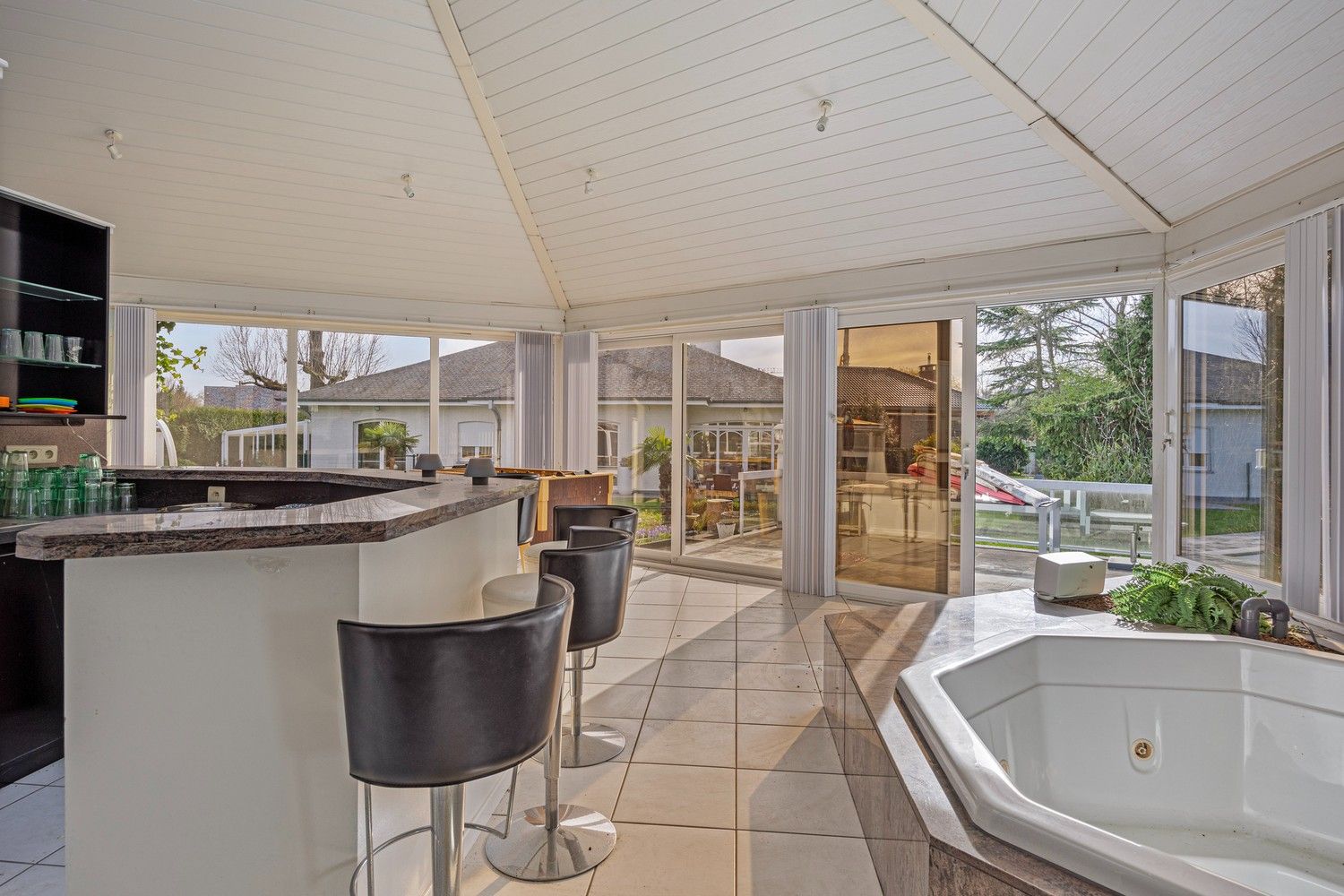 Luxueuze gelijkvloerse villa met zwembad en poolhouse op een riant perceel van 3.234 m² foto 28