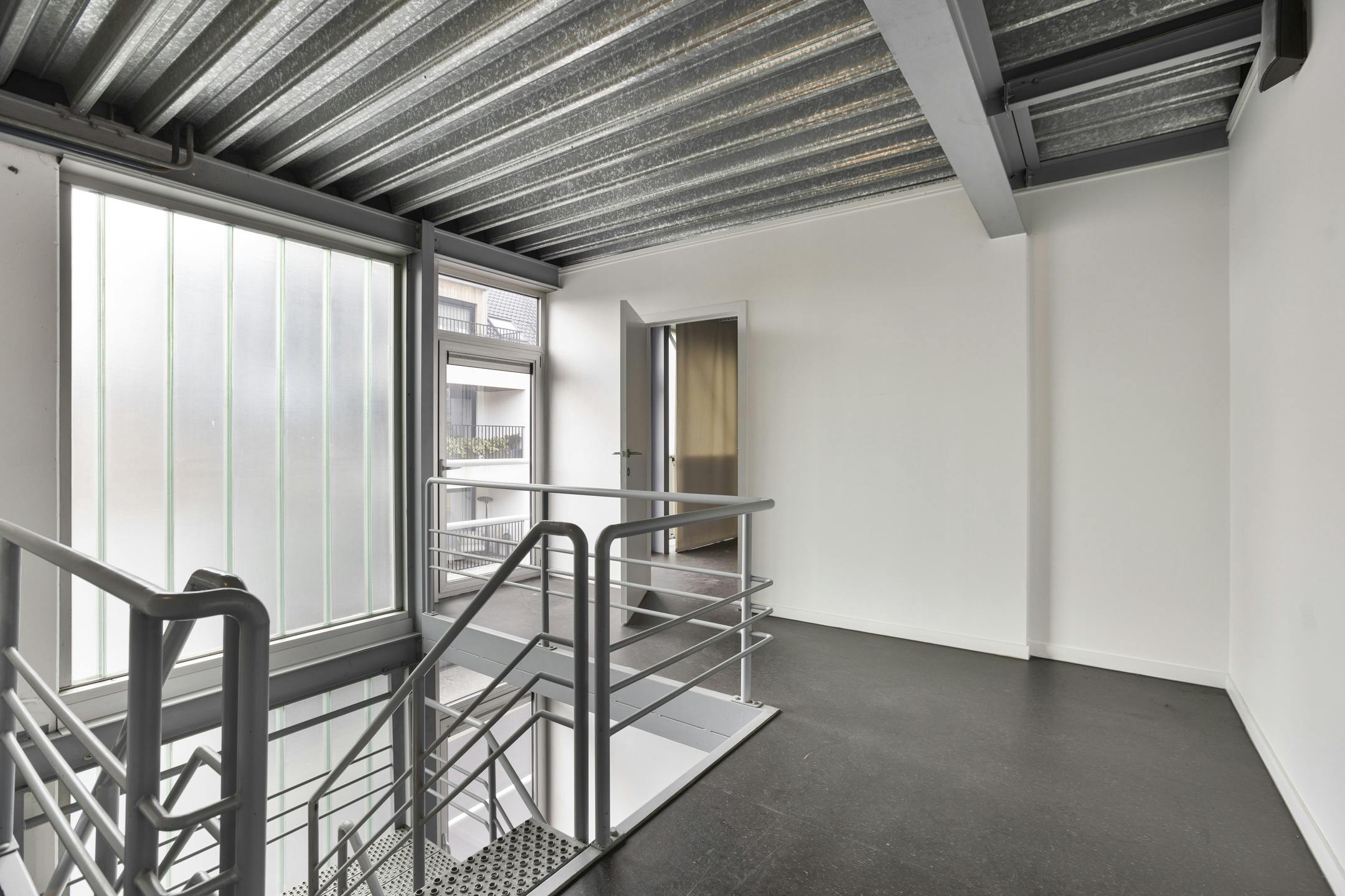 Instapklaar kantoor te koop van ca. 367m² in centrum Torhout foto 6