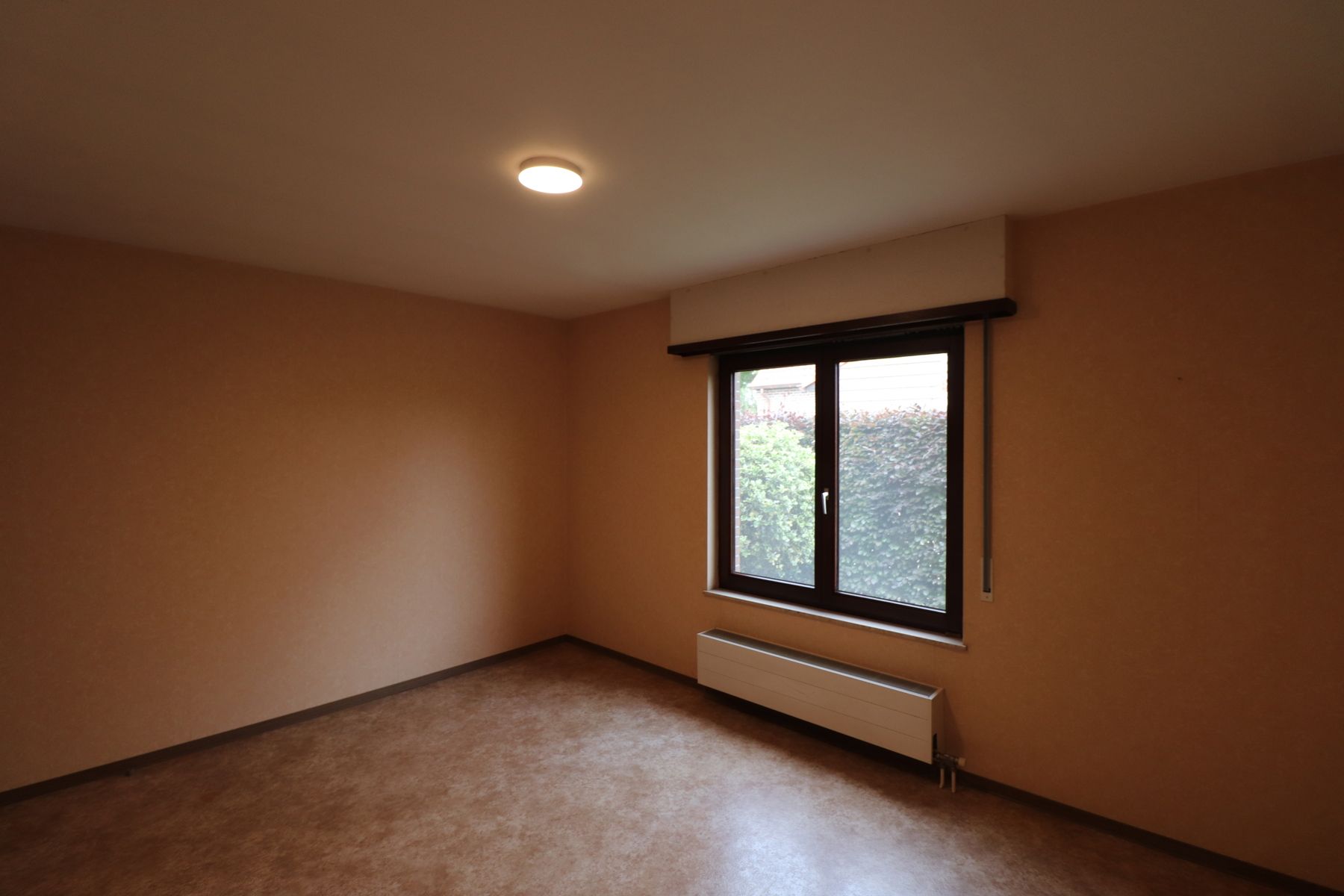 Laagbouwwoning met 2 slaapkamers, garage, terras en tuin. foto 7
