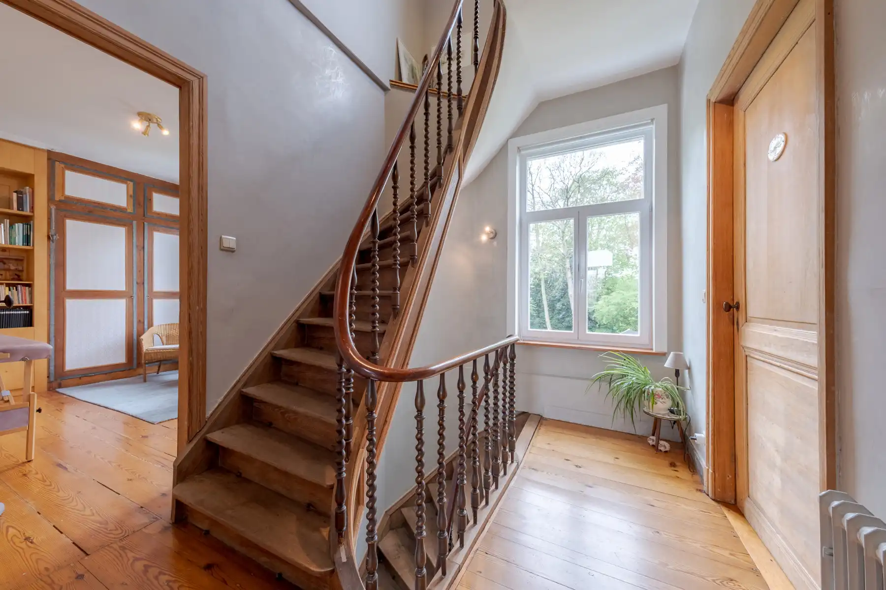 Uniek gerestaureerd herenhuis met parktuin foto 16