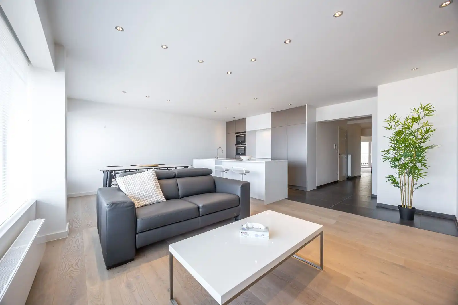 Frontaal zeezicht appartement aan de Zeedijk in Oostende met 3 slaapkamers foto 2