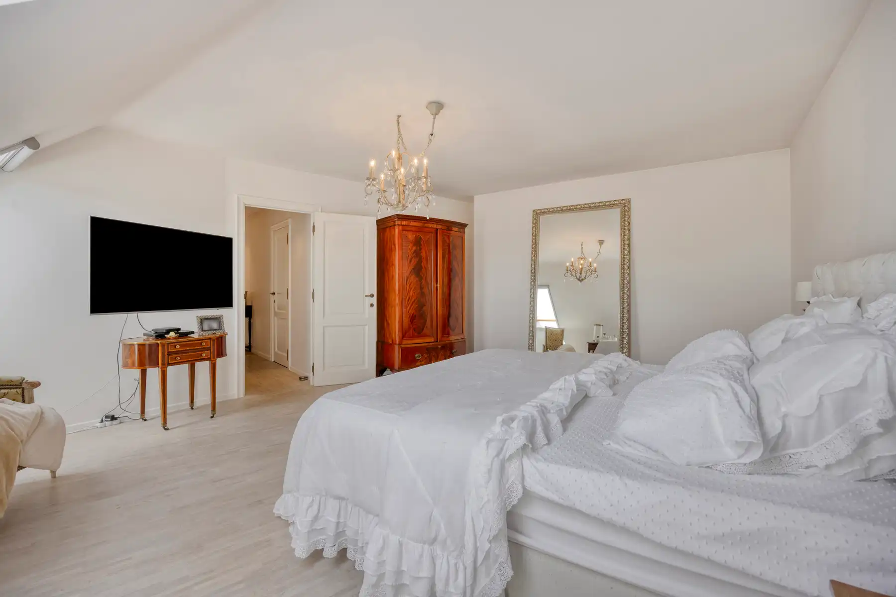 Luxueus en ruim 4 slaapkamerappartement op centrale ligging foto 19