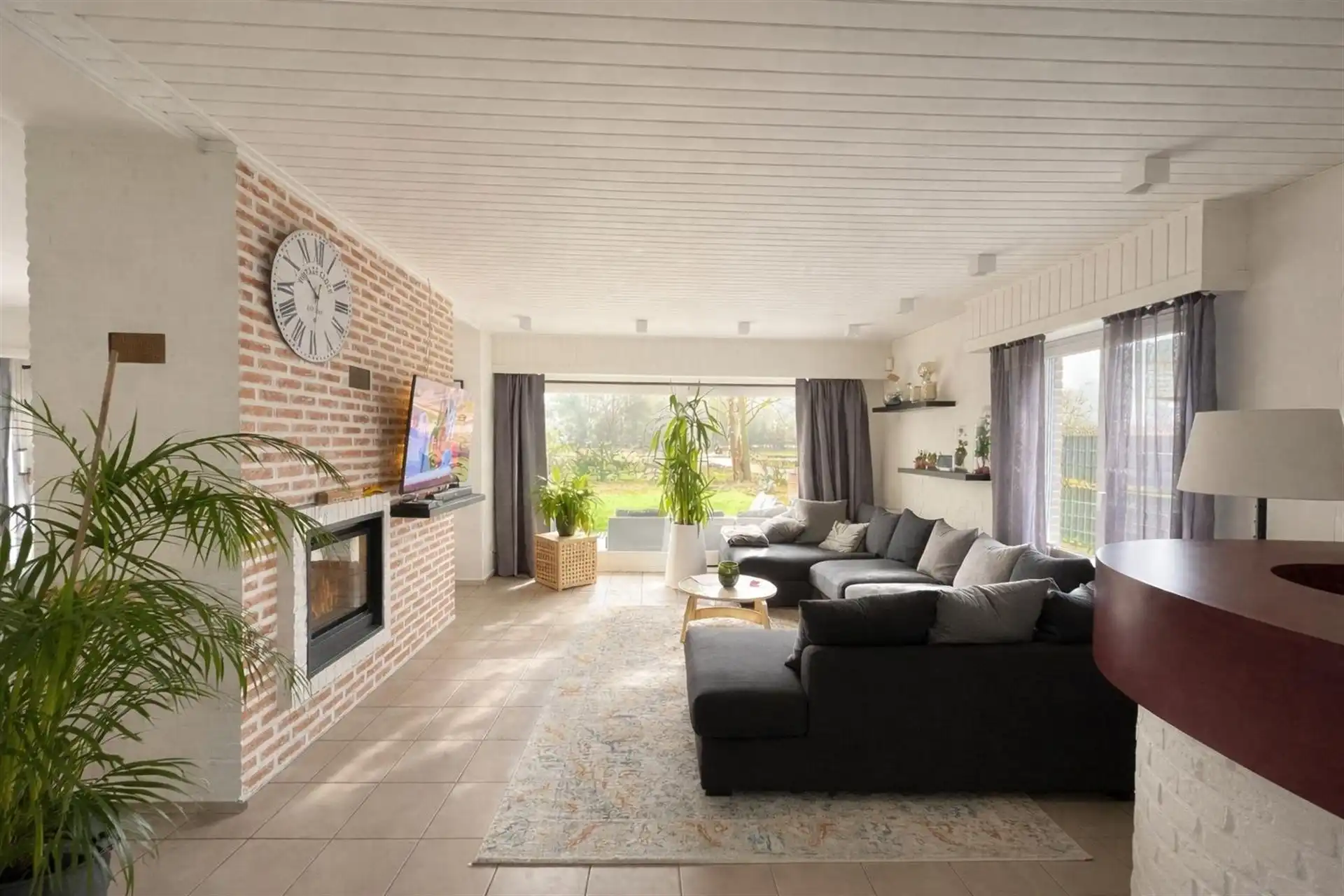 Ruime villa met 6 slaapkamers, zonnige tuin, 2 garages en oprit in rustige woonwijk te Lier foto 2