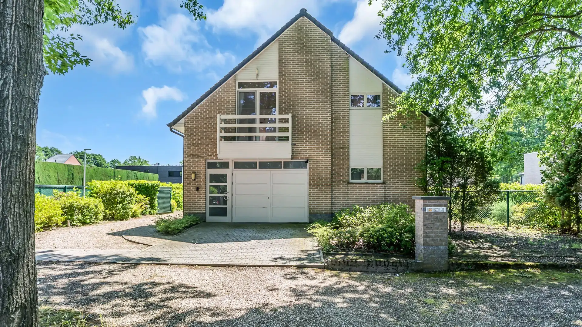 Ruime en instapklare woning met zwembad in Genk (Bret) foto 2