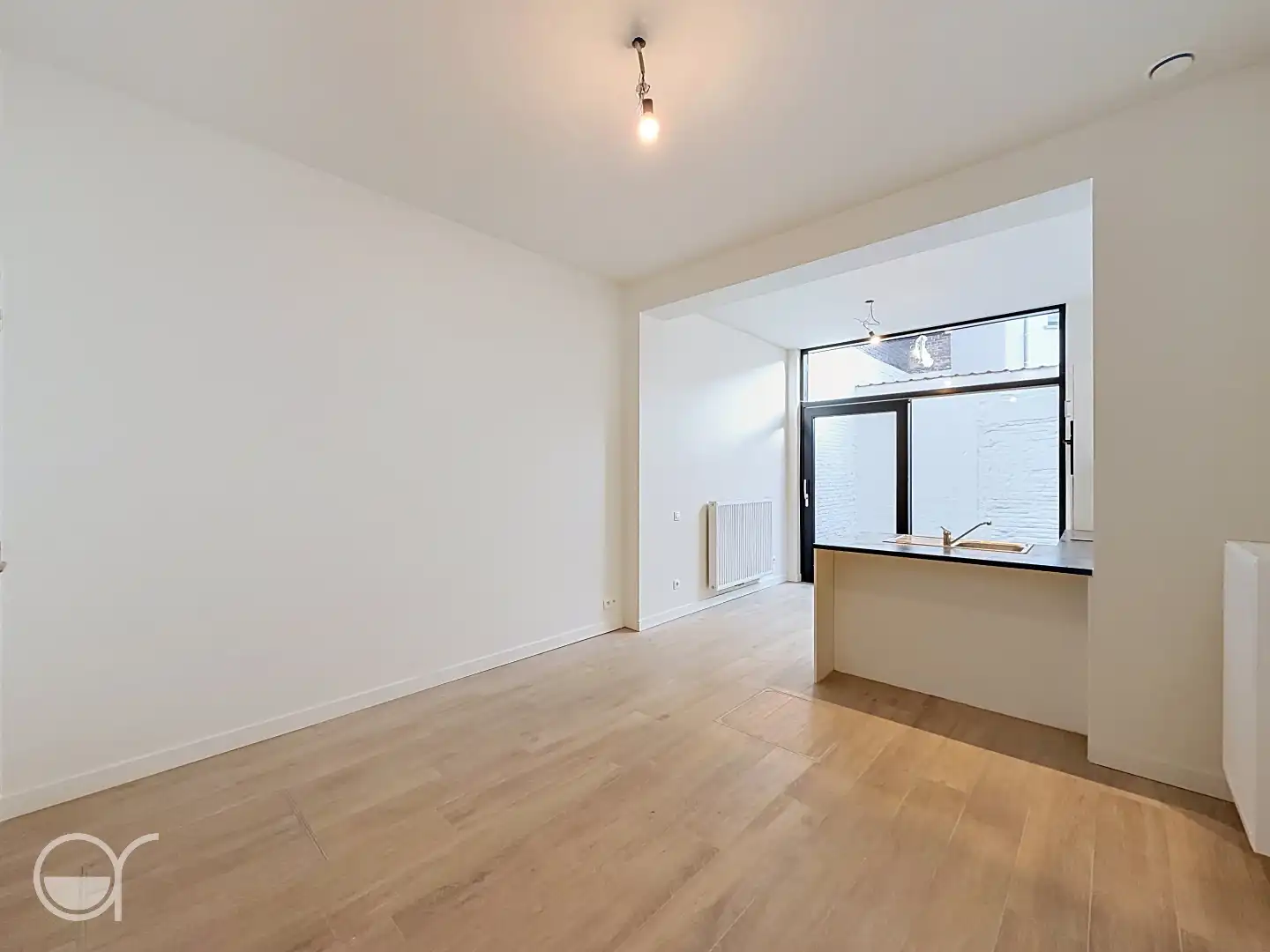 Prachtig gerenoveerde rijwoning met 2 slaapkamers en buitenruimte nabij de Coupure foto 4