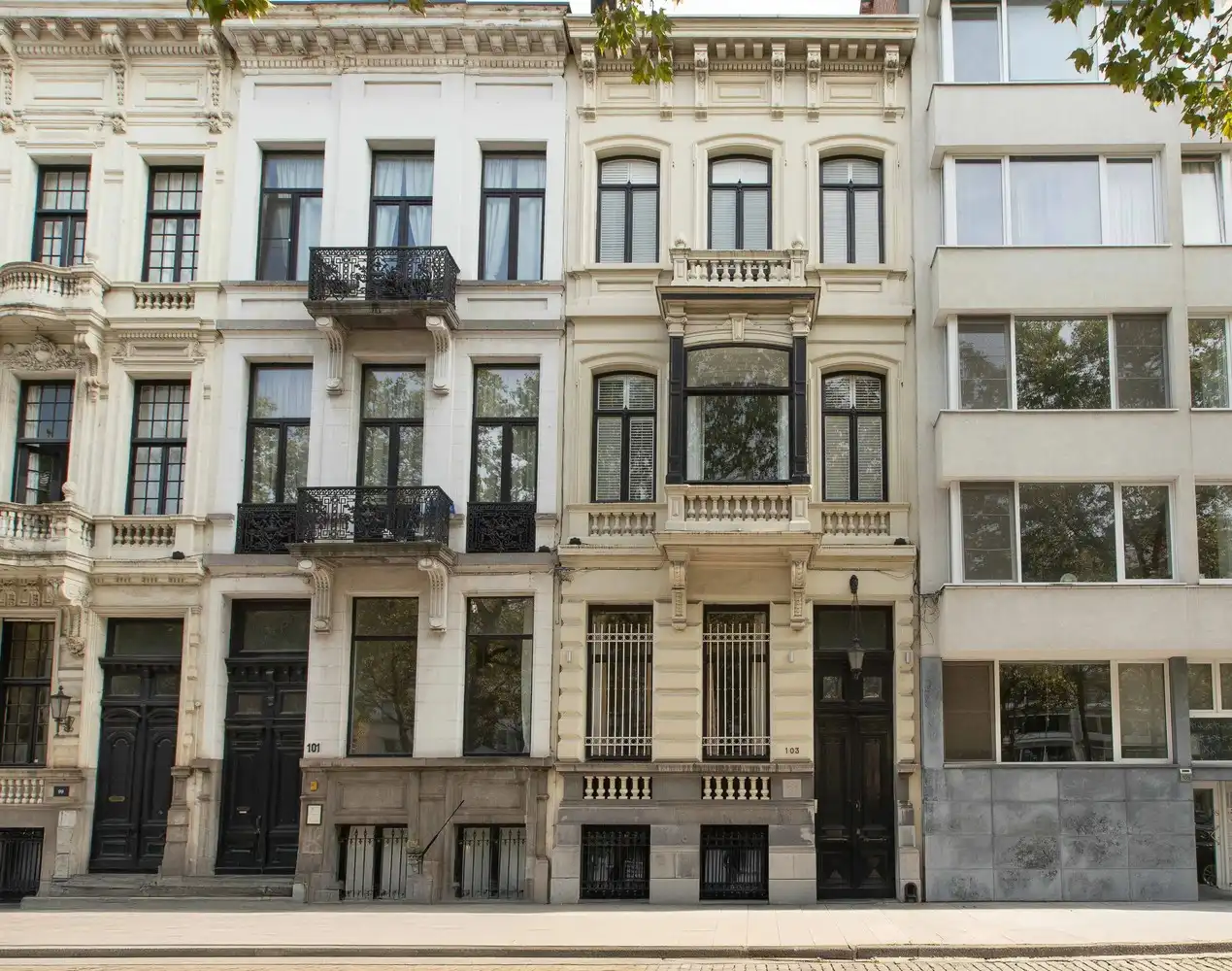 Vergund guesthouse op toplocatie Antwerpen-Zuid – 4 luxueuze suites, dubbele garage en sterk exploitatiepotentieel foto {{pictureIndex}}