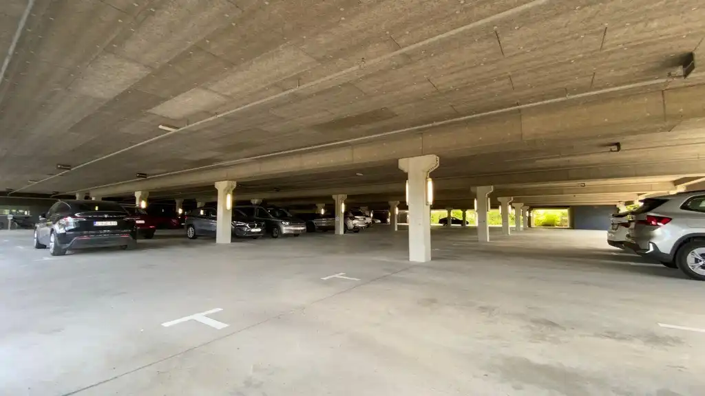 Lichtrijk kantoor te huur nabij R8 in Kortrijk foto 9