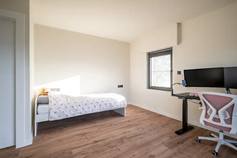 Gerenoveerde halfopen woning met ruime tuin. foto 11