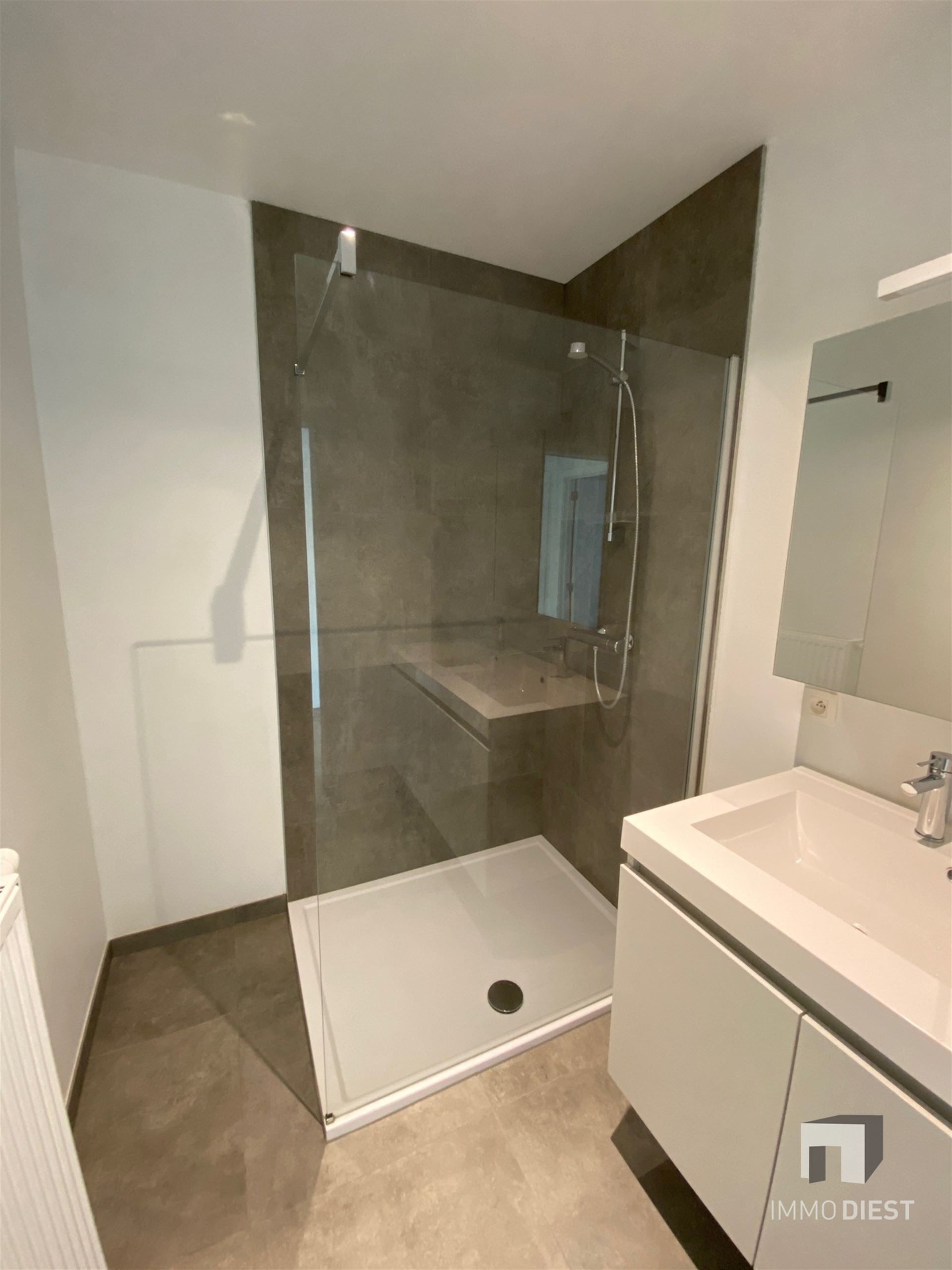 Modern gelijkvloers appartement foto 11