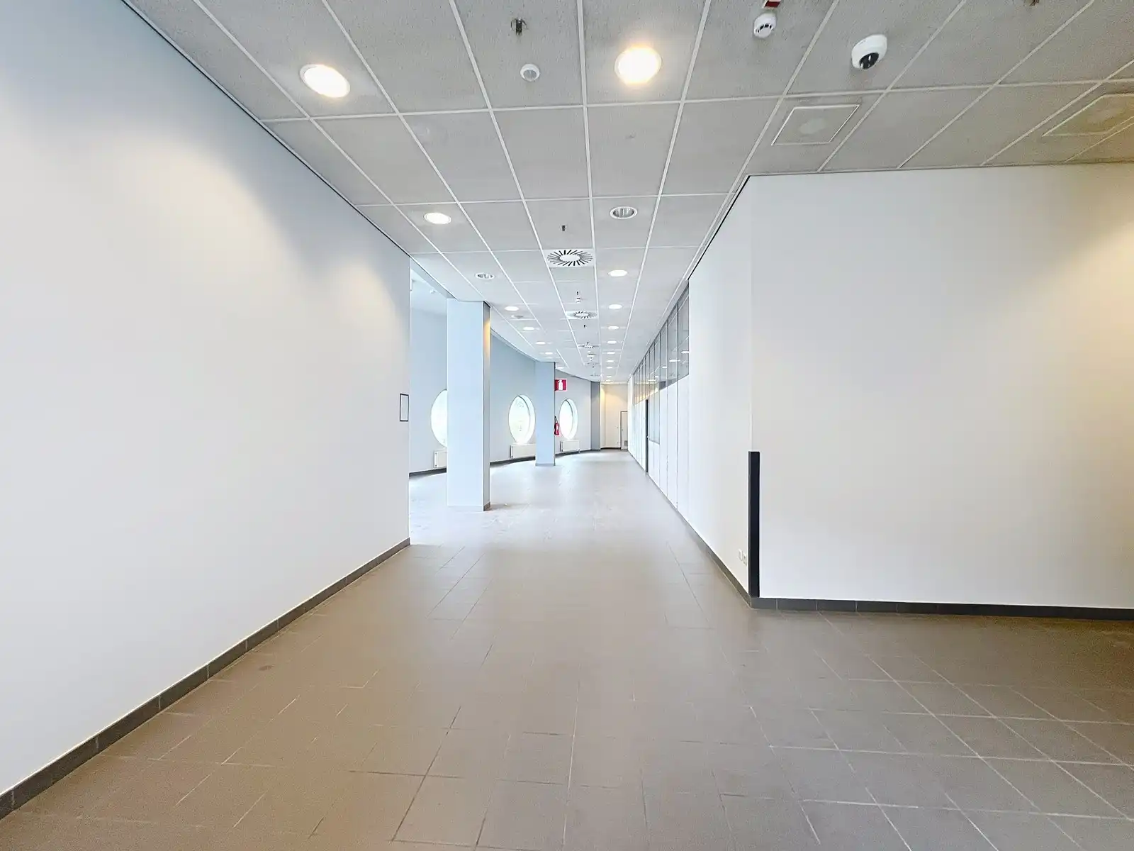 Goed gelegen LICHTRIJKE  kantoorruimte aan interessante voorwaarden nabij afrit Kortrijk-Oost E17. foto 16