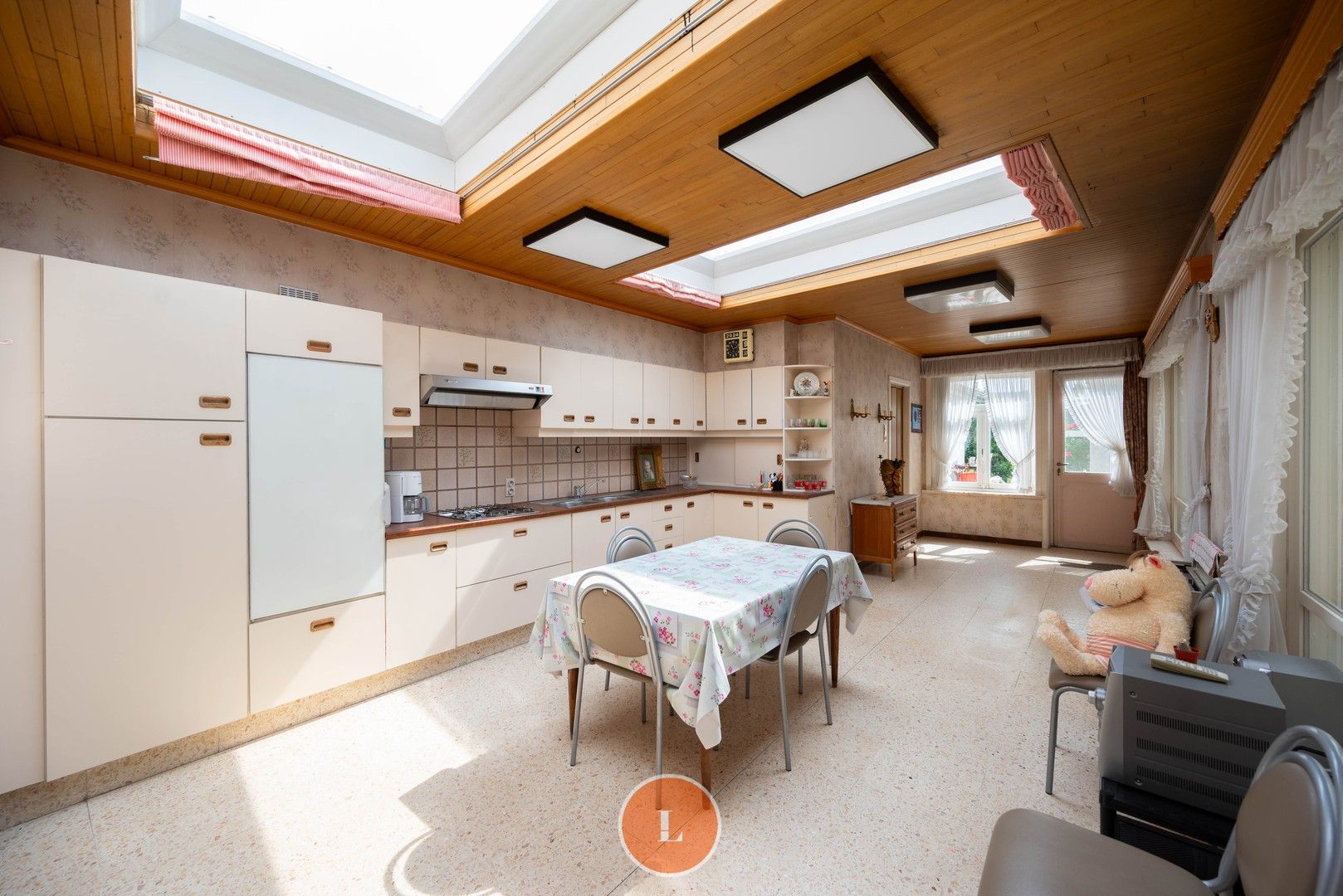 Te renoveren woning met 3 slaapkamer en grote tuin in Izegem. foto 5