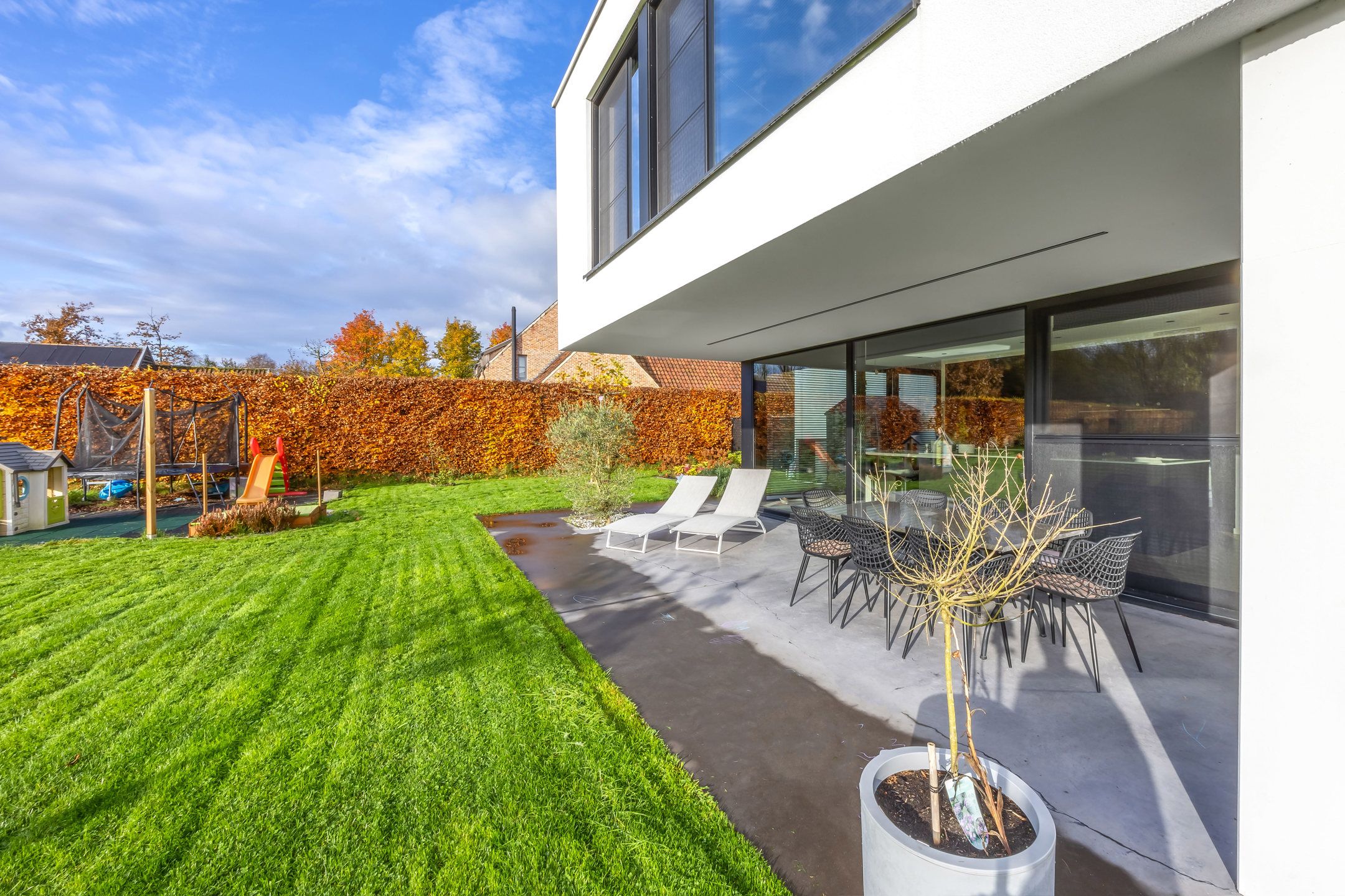 Moderne en lichtrijke woning in een doodlopende straat foto 23