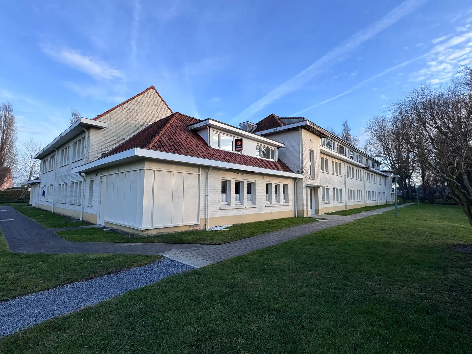 Instapklaar appartement met twee slaapkamers en afgewerkt met oog voor hedendaags wooncomfort. foto 10