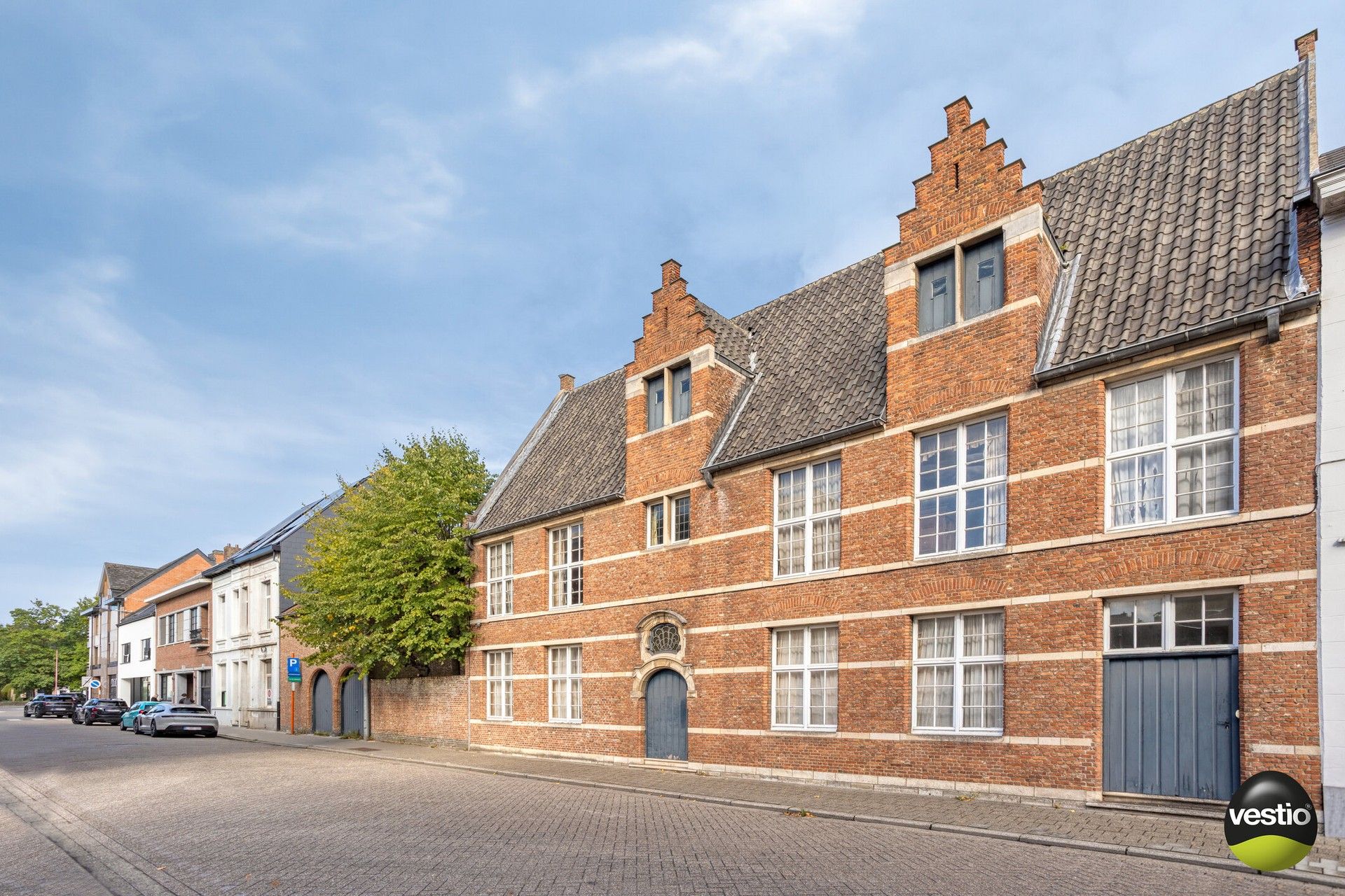 Hoofdfoto van de publicatie: Stadsvilla met ziel – te renoveren parel in het hart van Herentals