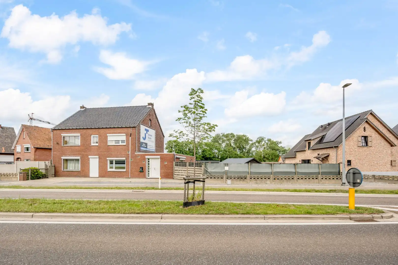 Te renoveren halfvrijstaande gezinswoning op een perceel van 5a03ca te Neeroeteren!  foto 3