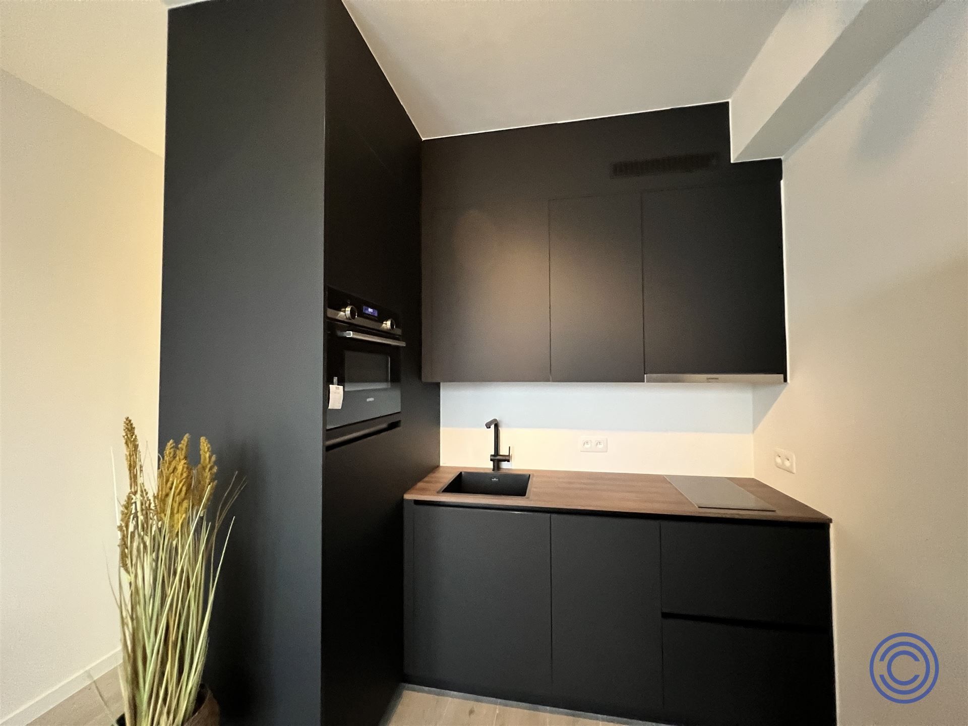 OPBRENGST:18 gerenoveerde studio's + kelder! foto 7