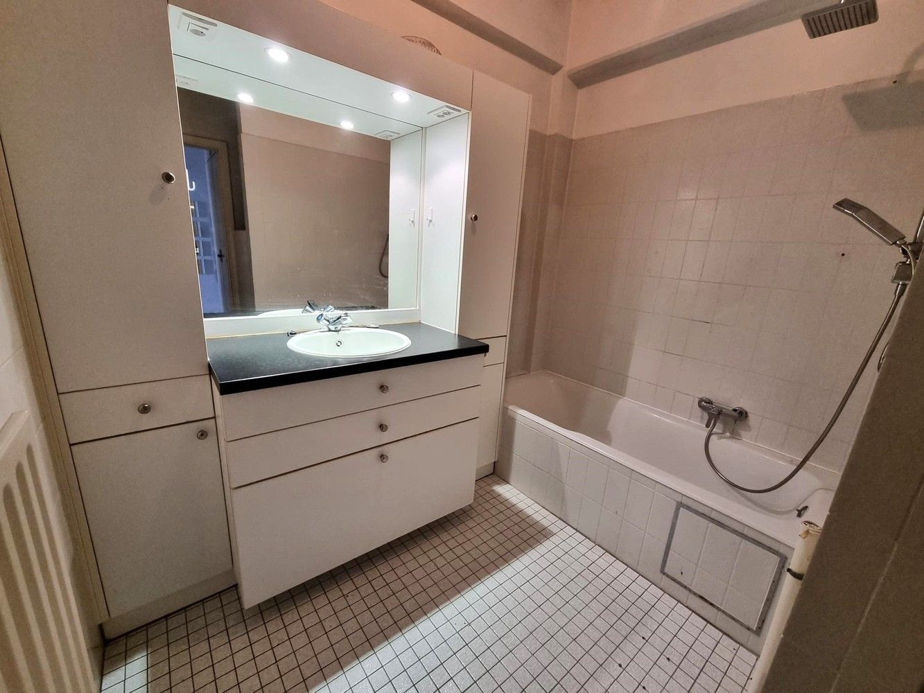 Verzorgd en ruim appartement van 97m², met 2 slaapkamers, terras aan de achterzijde en private kelderberging . foto 7