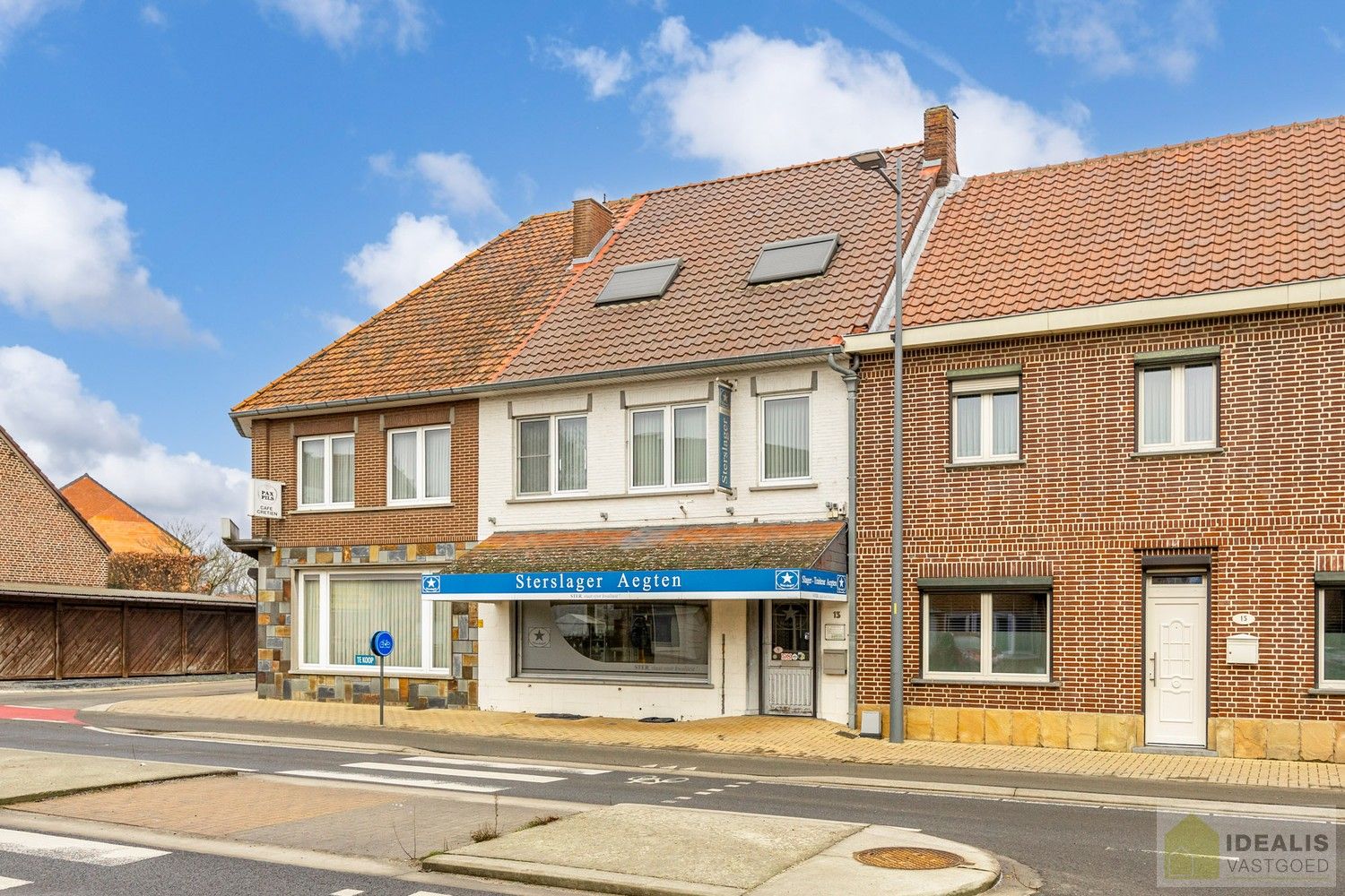 IDEALIS VASTGOED - Aangenaam instapklaar duplexappartement met winkelruimte/werkatelier te Opitter, Bree. Dit ruime duplexappartement omvat +-140 m² netto bewoonbare oppervlakte. Dit multifunctionele pand biedt tal van mogelijkheden dankzij de winkelruimte/het werkatelier van maar liefst +-200m² die vroeger dienst deed als slagerij. Uiterst geschikt voor kandidaten op zoek naar een instapklare woonruimte mét handelsruimte op een gunstige locatie midden in hartje Opitter, Bree! Mogelijkheid wijziging tot ééngezinswoning mits het verkrijgen van een omgevingsvergunning. foto 3