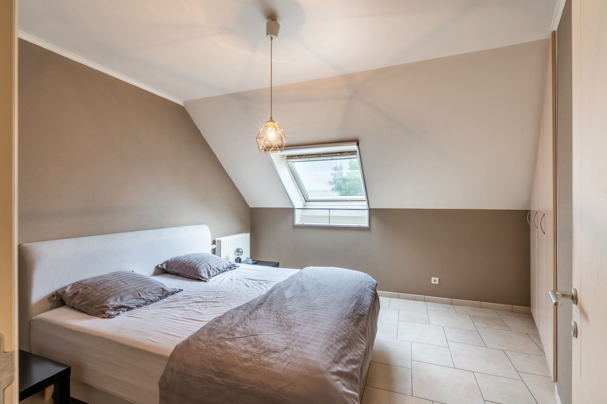 Perfect onderhouden en instapklaar triplex appartement met privatieve inkomhal, aangename woonkamer, praktische keuken, 2 ruime slaapkamers en fijn zonneterras! Het appartement is rustig gelegen vlak aan het centrum van Peer. foto 24