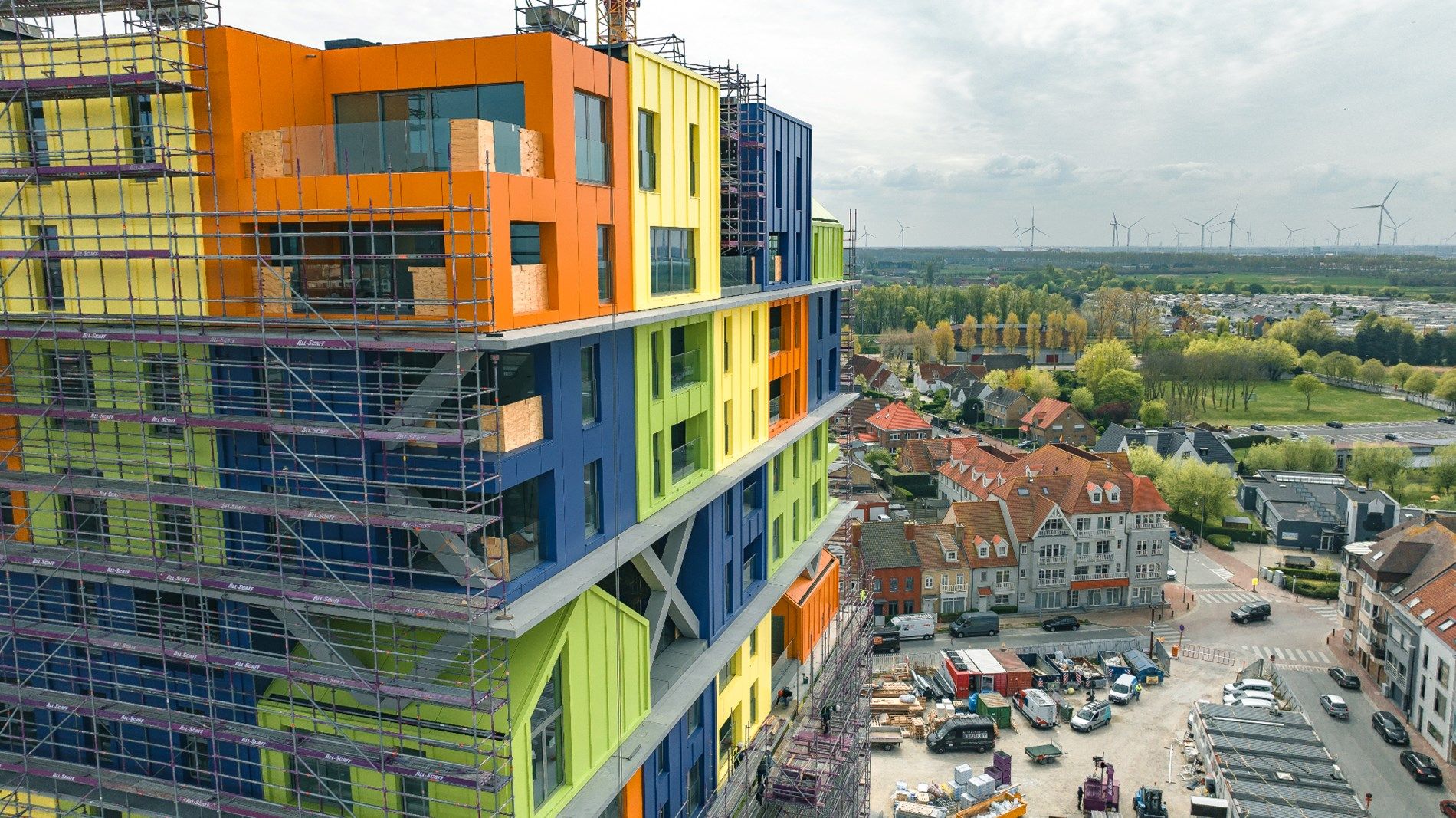 HOOST is een iconische toren met een expressief gevelontwerp op enkele honderden meters van de zee foto {{pictureIndex}}