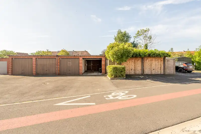 Ruime woning met tuin, 2 garages en 4 slaapkamers. foto 31