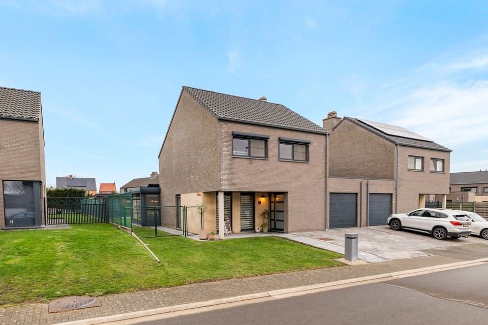 GEZELLIGE INSTAPKLARE GEZINSWONING MET 3 SLAAPKAMERS EN GARAGE IN KOZEN foto 2