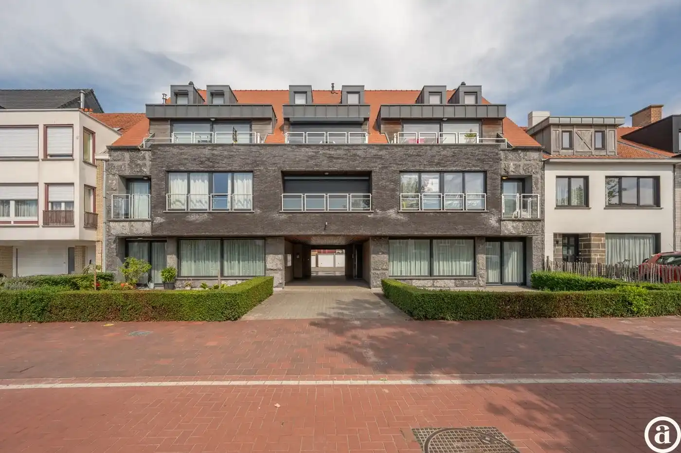 Zonnig duplex-appartement met 3 slaapkamers en garagebox.    foto {{pictureIndex}}
