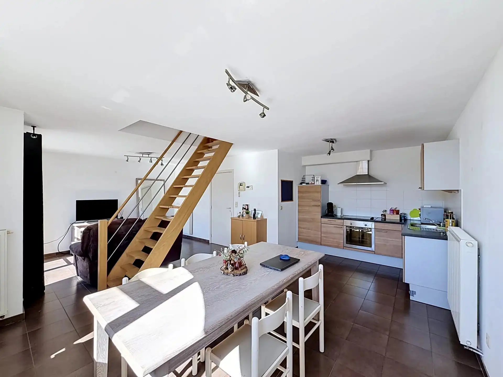 Duplex appartement met 2 slaapkamers, 2 terrassen en ondergrondse staanplaats en berging. foto 4