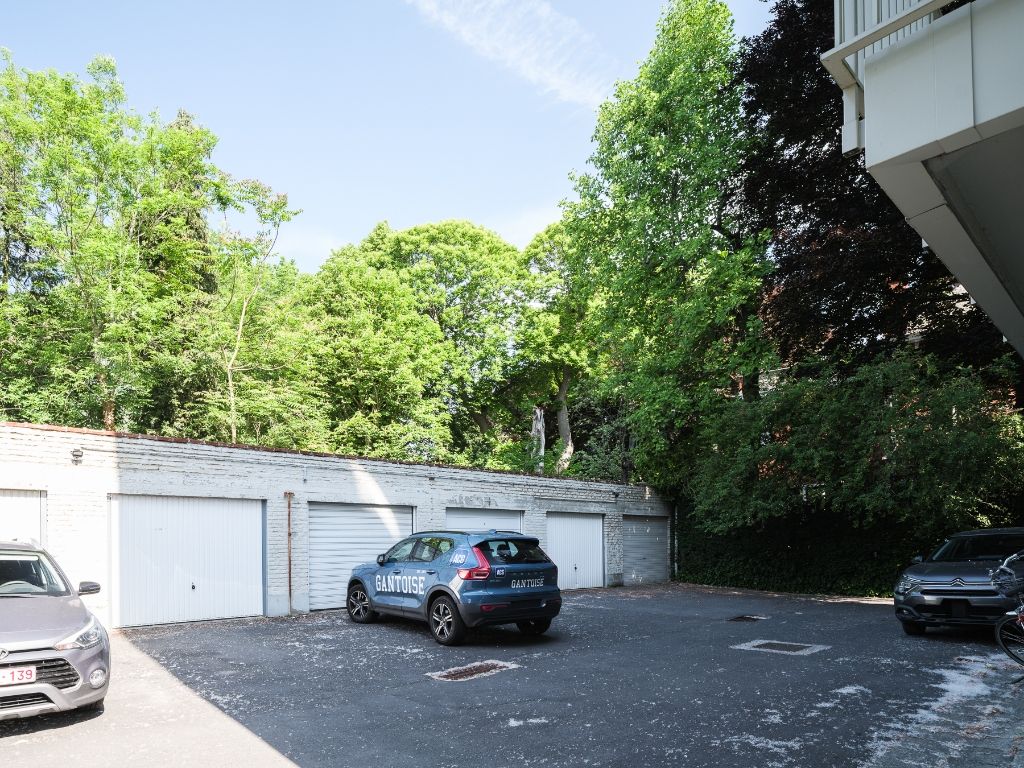 Smaakvol gerenoveerd 2-slaapkamer appartement met garage foto 17