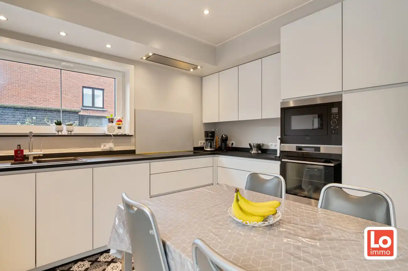 VERKOCHT!! Instapklare halfopen woning met afzonderlijke garage (incl. laadunit) in het hart van Lochristi! foto 9