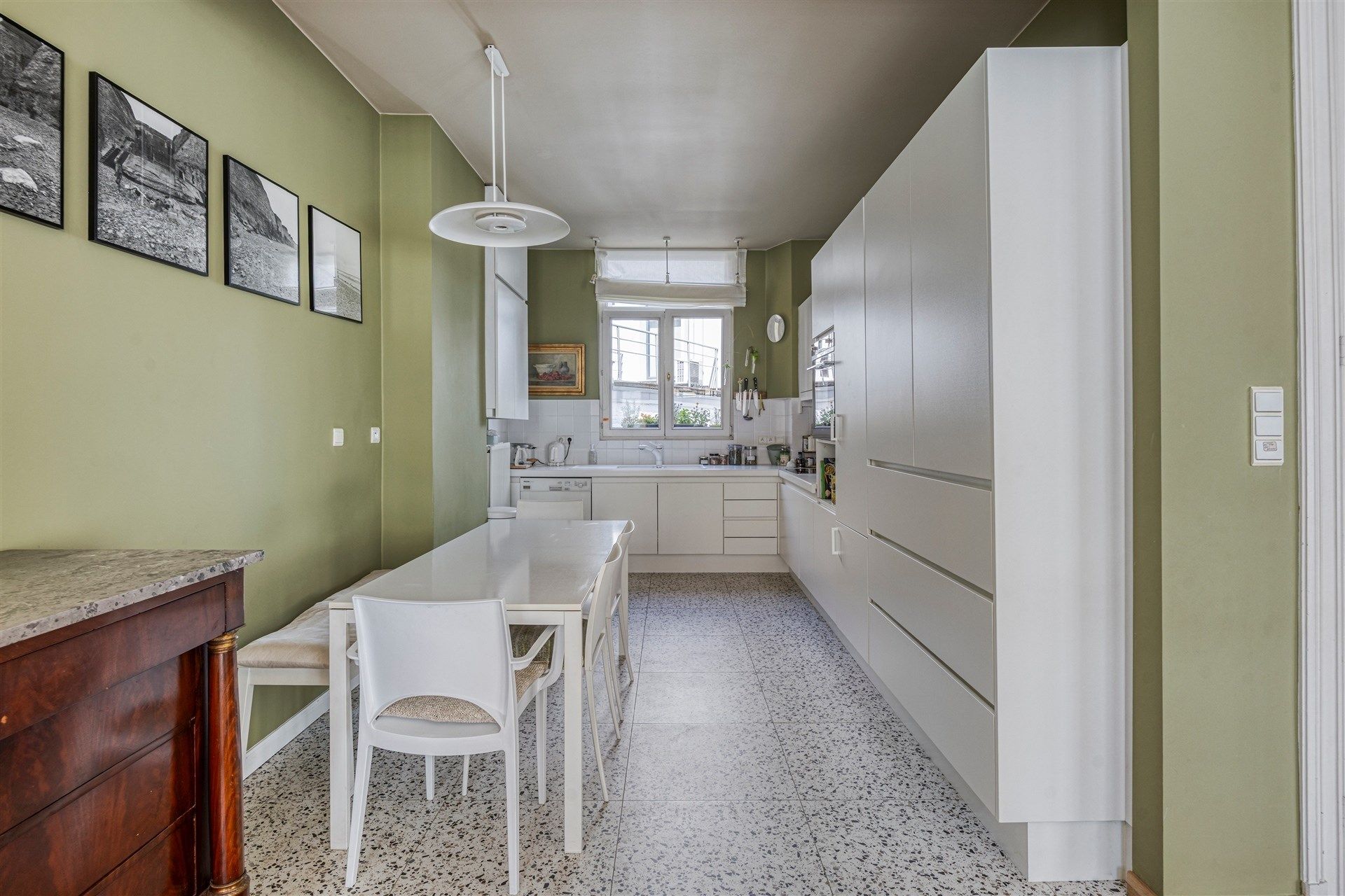 Dubbel herenhuis met 6 slpk, 2 terassen, dubbele garage en royale ruimte, perfect gelegen nabij Museum en Marnixplaats foto 16