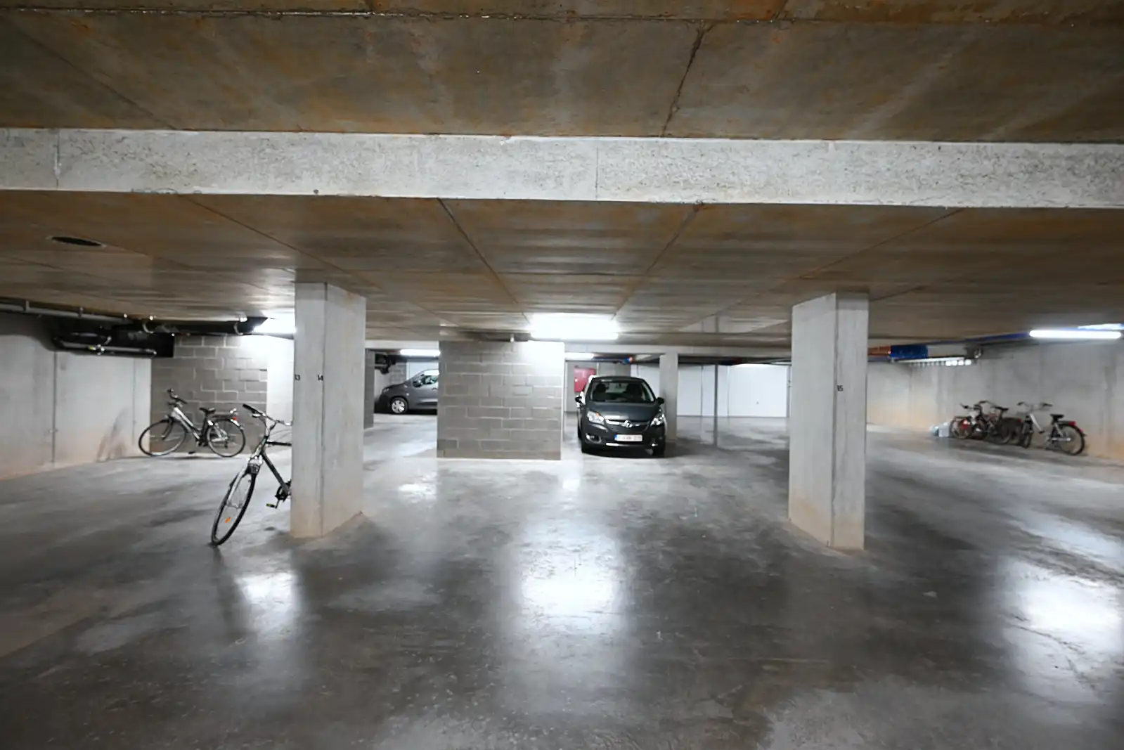 Ondergrondse staanplaats in het hartje van Rumbeke! foto {{pictureIndex}}