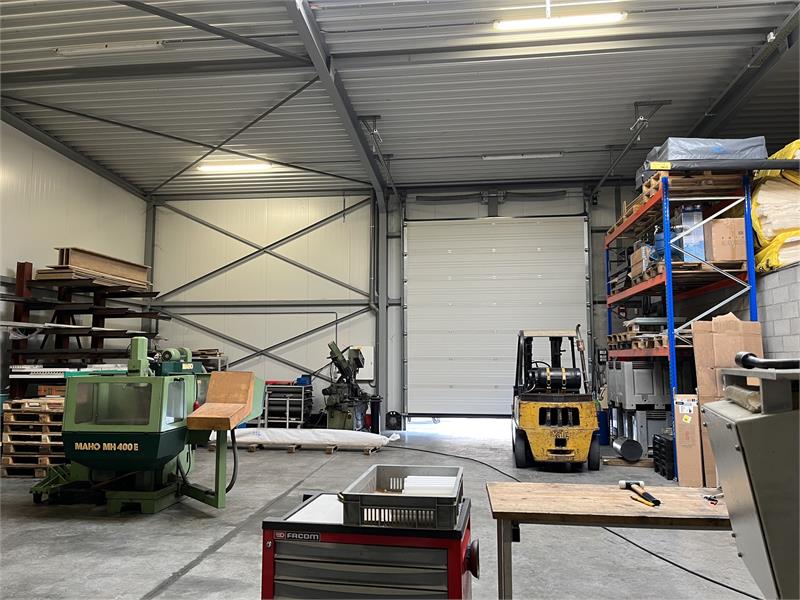 Centraal gelegen magazijn met kantoorruimte te huur in Tessenderlo foto 2