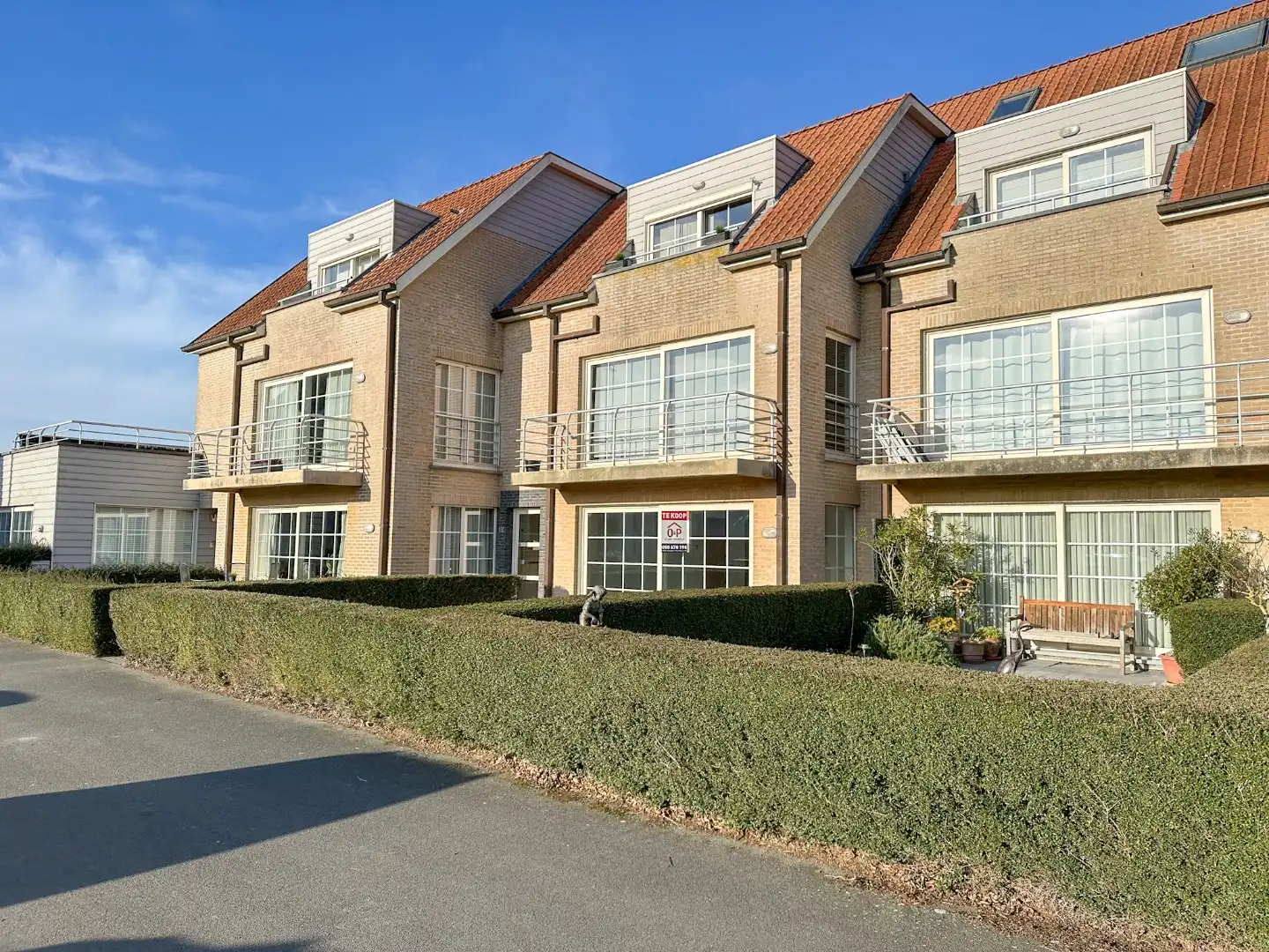 Lichtrijk gelijkvloers appartement met 2 slpk, garage en autostandplaats foto 2