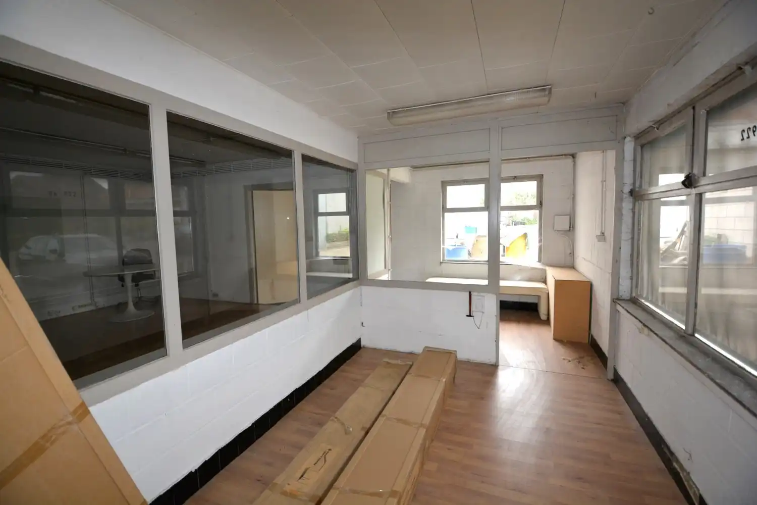 RUIM MAGAZIJN (405 m²) MET BUREEL (58 m²)! foto 8