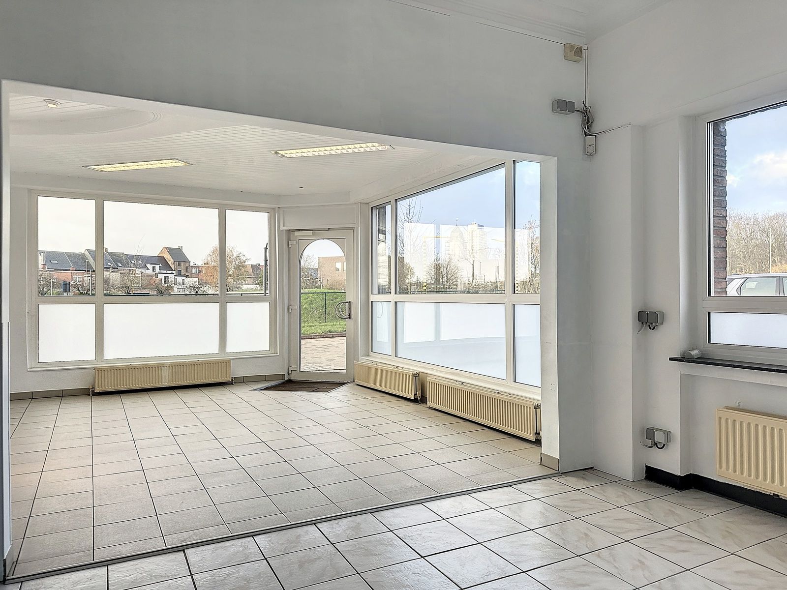 Commercieel gelegen hoekpand foto 2