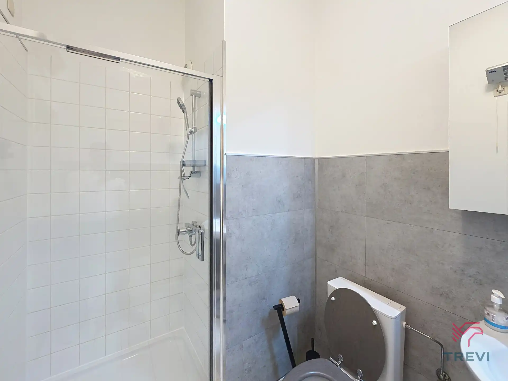 GEMEUBILEERDE STUDIO MET SLAAPHOEK NABIJ TOUR & TAXIS ! foto 13