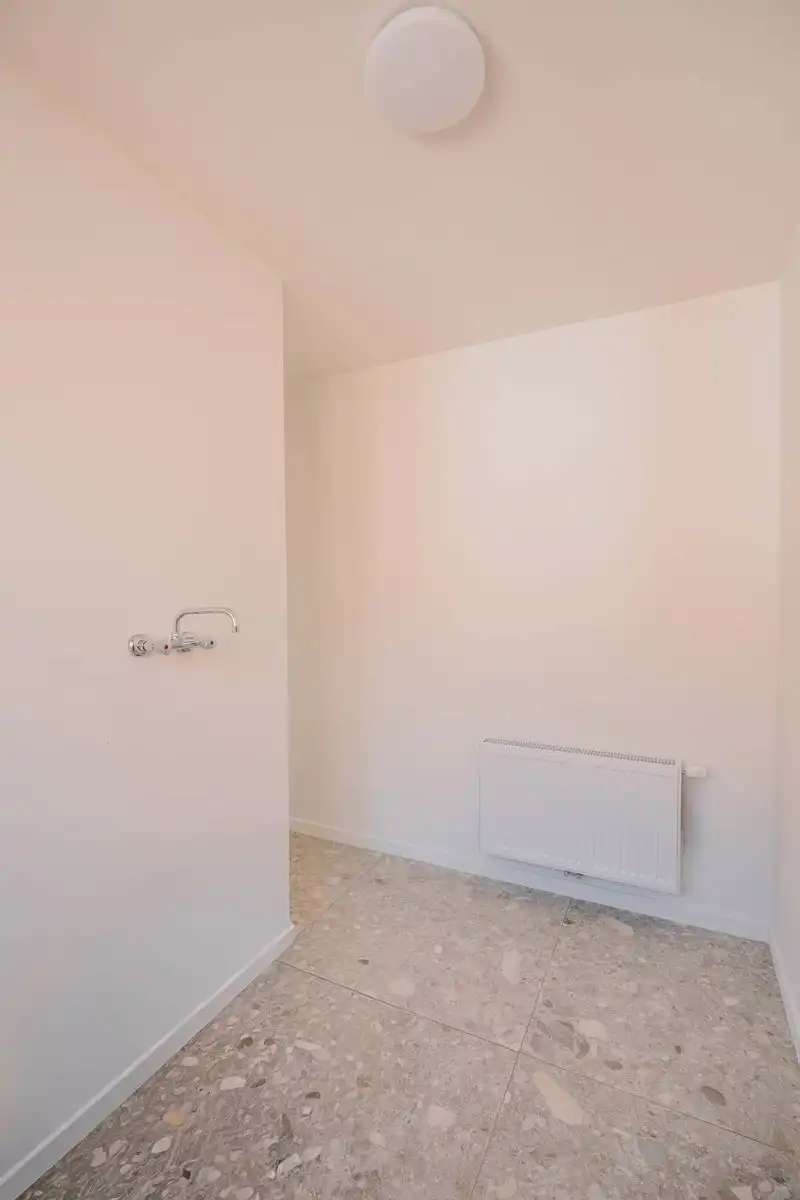 Recent gerenoveerde woning met grote loods foto 24