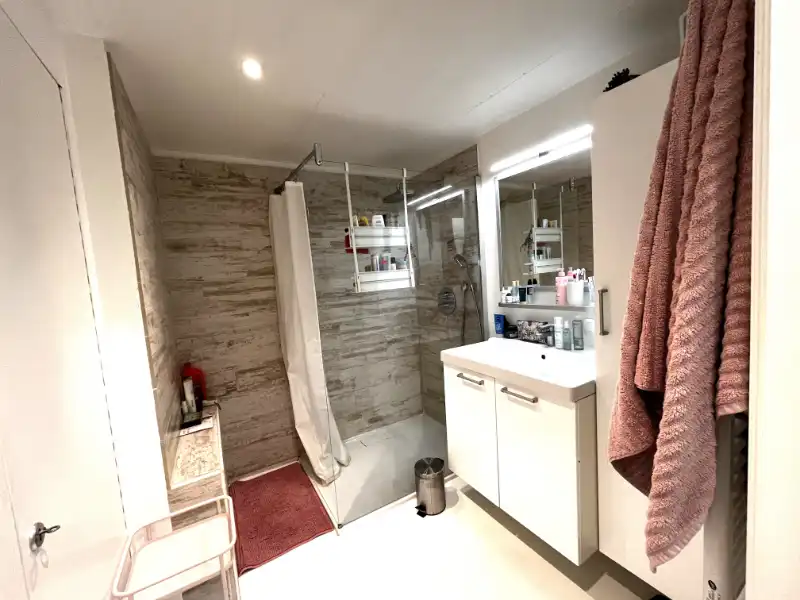 Gerenoveerd appartement in hartje Kortrijk met terras! foto 16