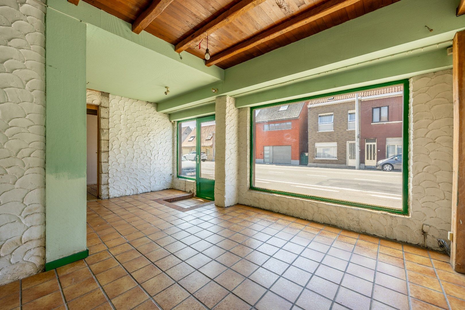 Te renoveren woning met uitweg en garage  foto 4