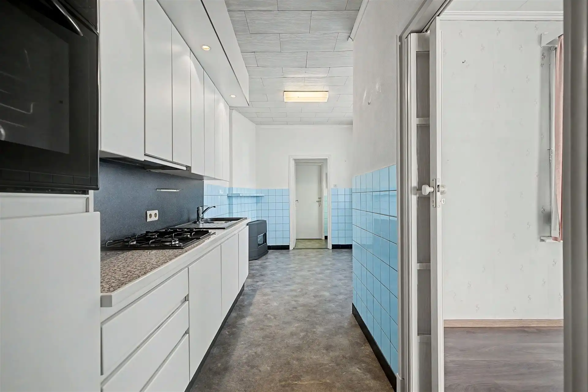 Uitstekend gelegen halfopen bebouwing met ruime oprit, 3 slaapkamers en uitgestrekte tuin foto 6